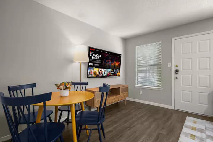 Modern Stay Near Downtown | Free Wi-Fi + Parking - Image 11