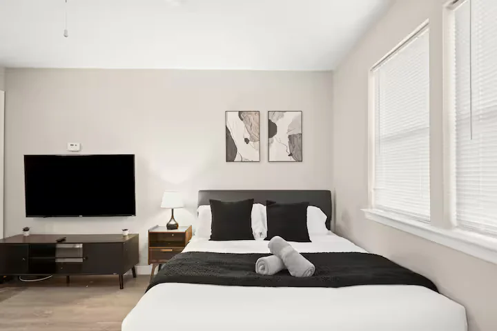 Stylish & Comfy Loft near Q2 Stadium in North AX - Image 2