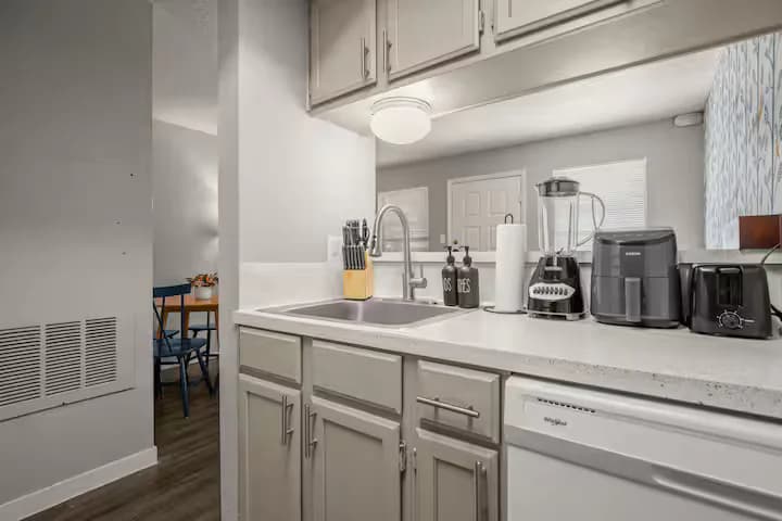 Modern Stay Near Downtown | Free Wi-Fi + Parking - Image 9