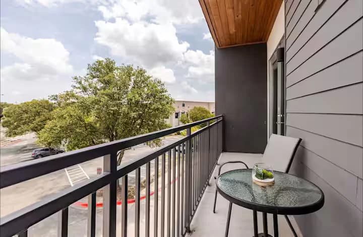Relaxed 2BR Stay Near Domain & Central Aux - Image 31