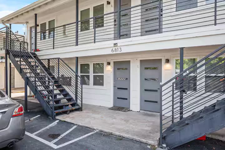 Stylish & Comfy Loft near Q2 Stadium in North AX - Image 12