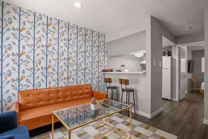 Modern Stay Near Downtown | Free Wi-Fi + Parking - Image 1