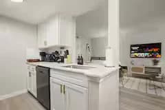 Stylish & Central /Perfect for F1 +Wi-Fi & Parking - Image 12