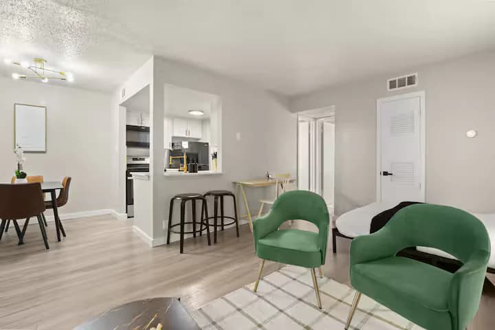 Stylish & Central /Perfect for F1 +Wi-Fi & Parking - Image 19