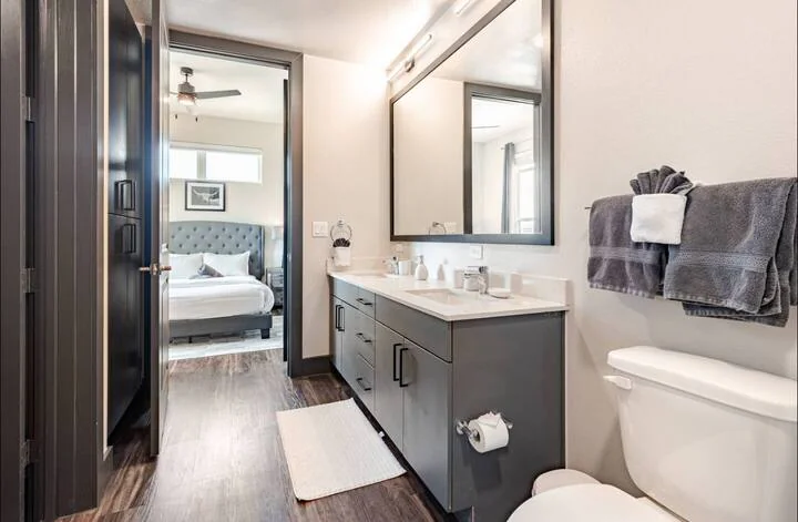 Relaxed 2BR Stay Near Domain & Central Aux - Image 22