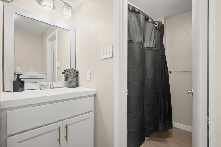Stylish & Comfy Loft near Q2 Stadium in North AX - Image 10