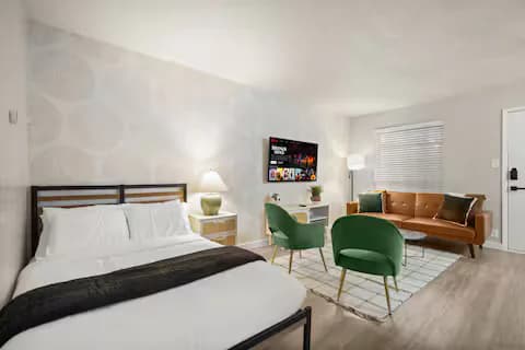 Stylish & Central /Perfect for F1 +Wi-Fi & Parking - Image 1