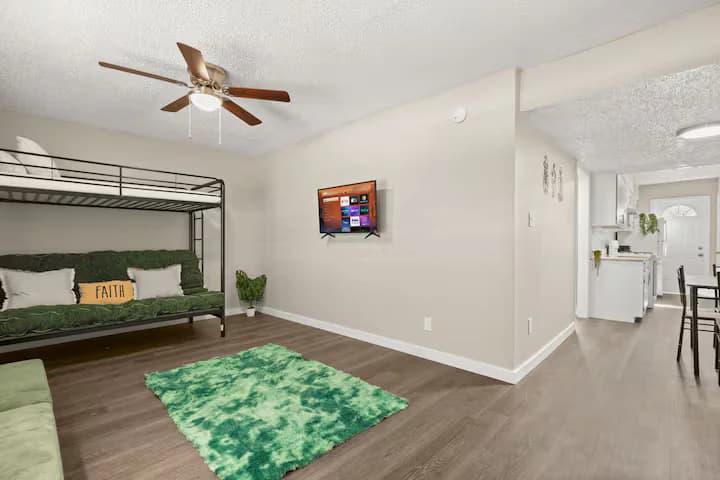 Emerald Cozy Retreat - Austin, Texas - Image 4