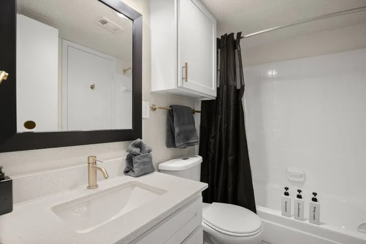 Stylish & Central /Perfect for F1 +Wi-Fi & Parking - Image 17