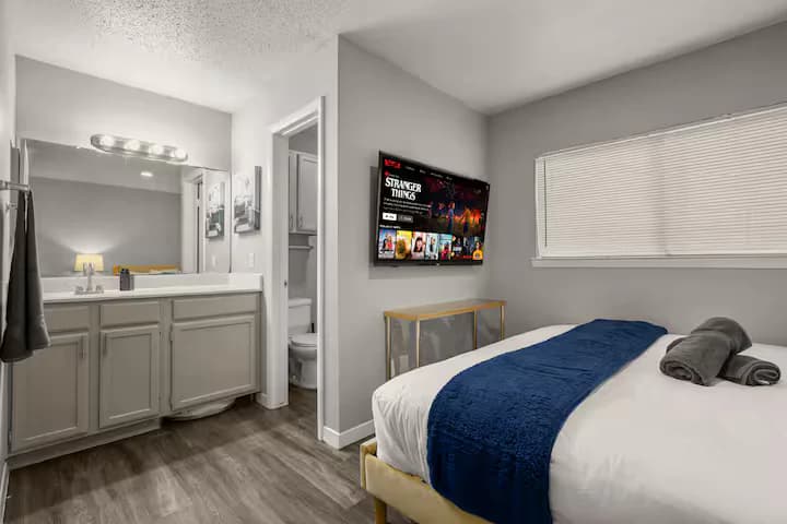 Modern Stay Near Downtown | Free Wi-Fi + Parking - Image 5