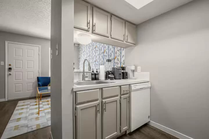 Modern Stay Near Downtown | Free Wi-Fi + Parking - Image 10