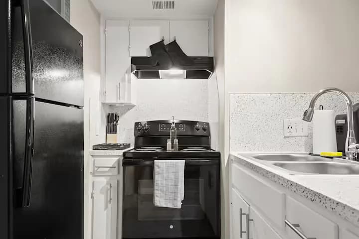 Stylish & Comfy Loft near Q2 Stadium in North AX - Image 8