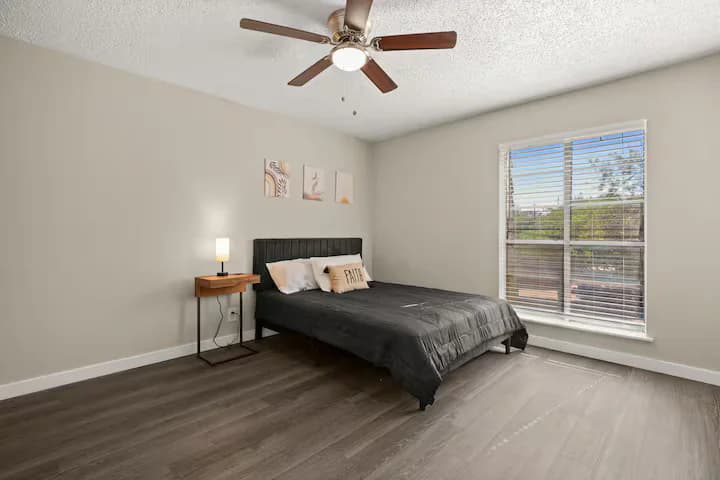 Emerald Cozy Retreat - Austin, Texas - Image 5