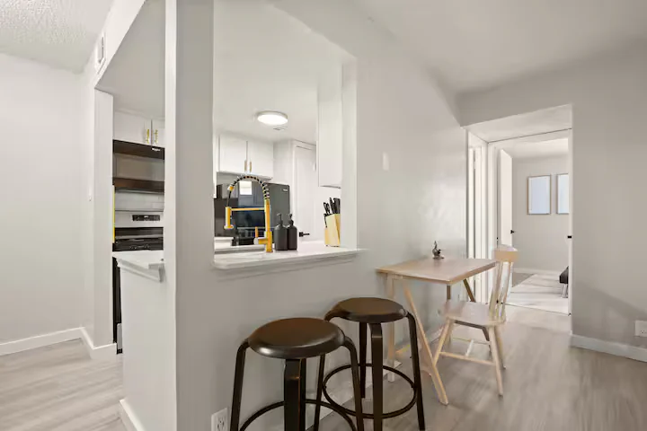 Stylish & Central /Perfect for F1 +Wi-Fi & Parking - Image 16