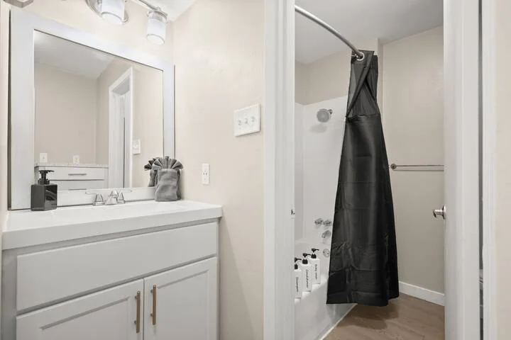 Stylish & Comfy Loft near Q2 Stadium in North AX - Image 11