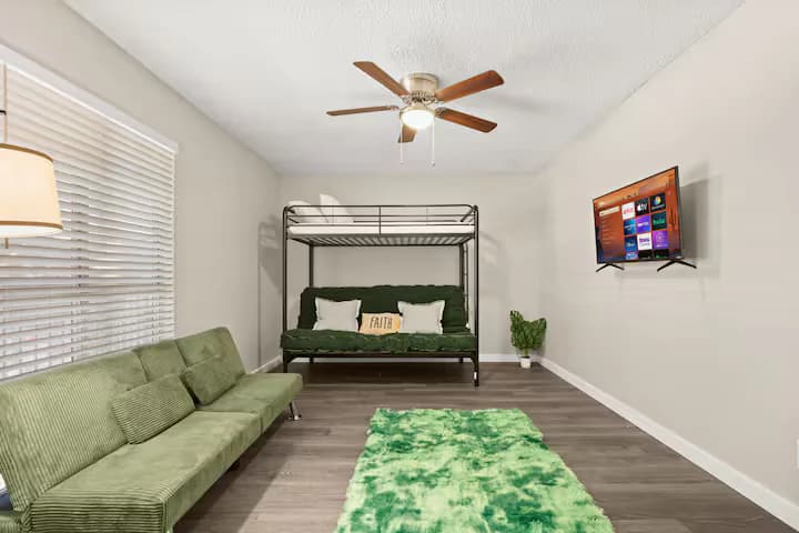 Emerald Cozy Retreat - Austin, Texas - Image 2