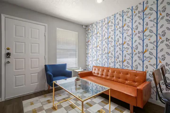 Modern Stay Near Downtown | Free Wi-Fi + Parking - Image 2