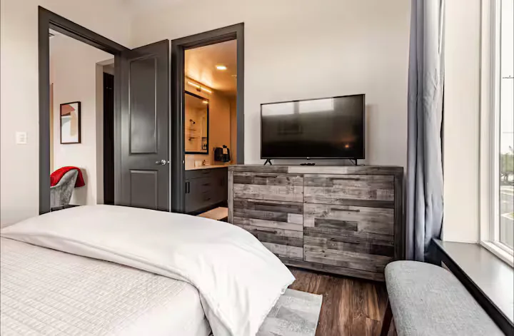 Relaxed 2BR Stay Near Domain & Central Aux - Image 7