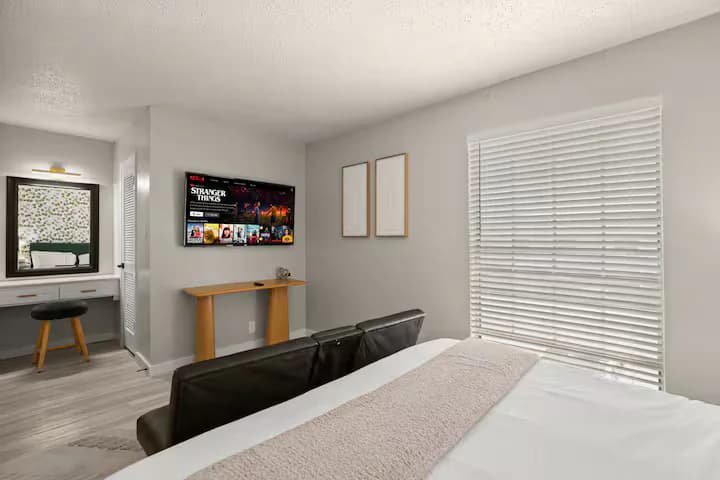 Stylish & Central /Perfect for F1 +Wi-Fi & Parking - Image 8