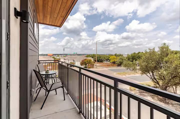 Relaxed 2BR Stay Near Domain & Central Aux - Image 32
