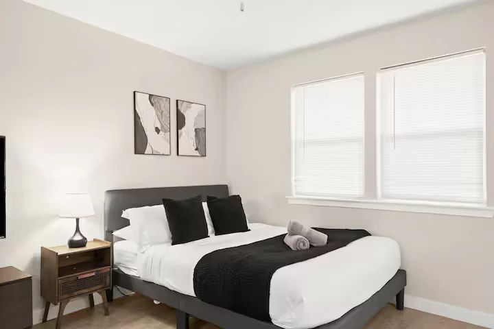 Stylish & Comfy Loft near Q2 Stadium in North AX - Image 3
