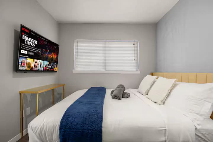 Modern Stay Near Downtown | Free Wi-Fi + Parking - Image 6