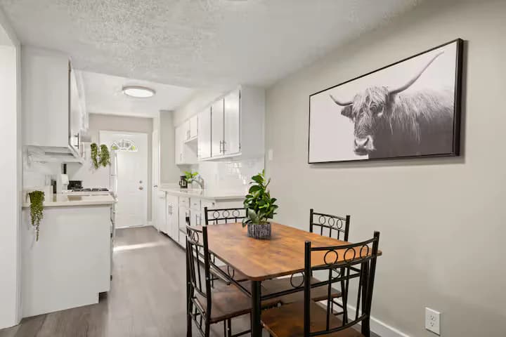 Emerald Cozy Retreat - Austin, Texas - Image 11