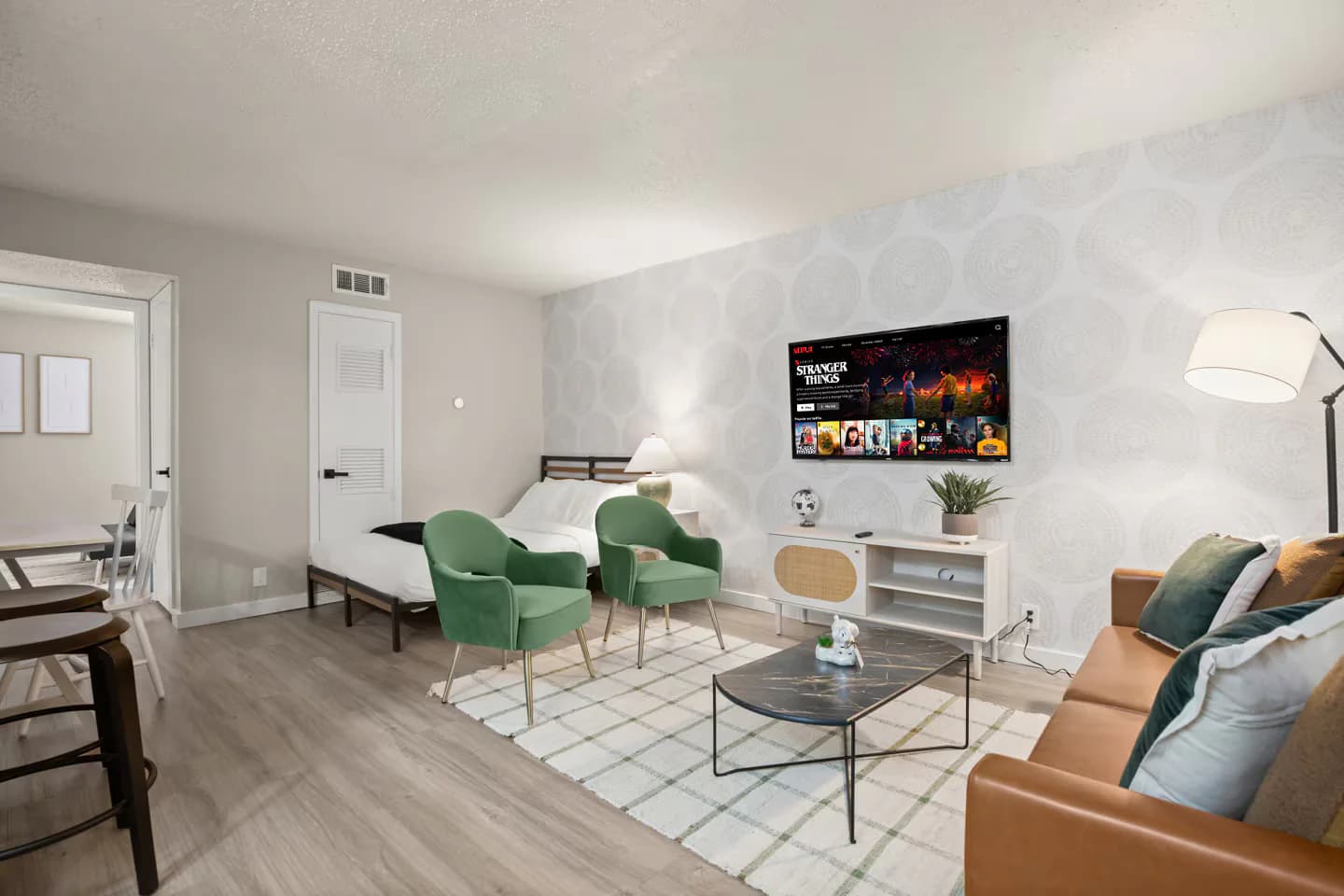 Stylish & Central /Perfect for F1 +Wi-Fi & Parking - Image 2