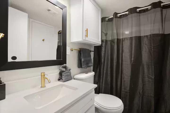Stylish & Central /Perfect for F1 +Wi-Fi & Parking - Image 18