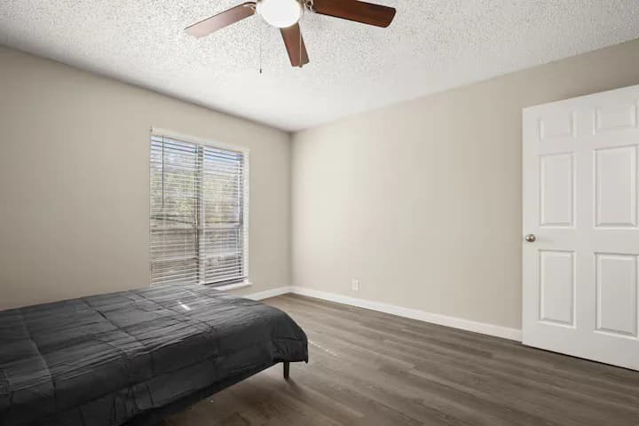 Emerald Cozy Retreat - Austin, Texas - Image 6