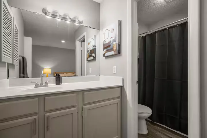 Modern Stay Near Downtown | Free Wi-Fi + Parking - Image 15