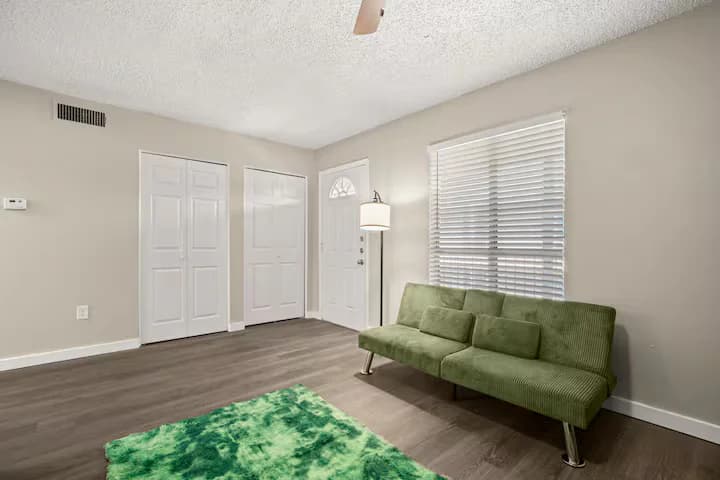 Emerald Cozy Retreat - Austin, Texas - Image 3