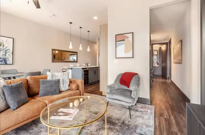 Relaxed 2BR Stay Near Domain & Central Aux - Image 3