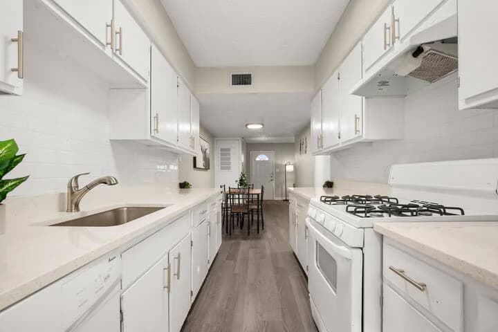 Emerald Cozy Retreat - Austin, Texas - Image 9