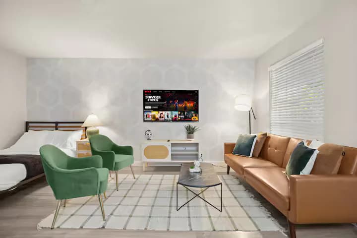 Stylish & Central /Perfect for F1 +Wi-Fi & Parking - Image 3