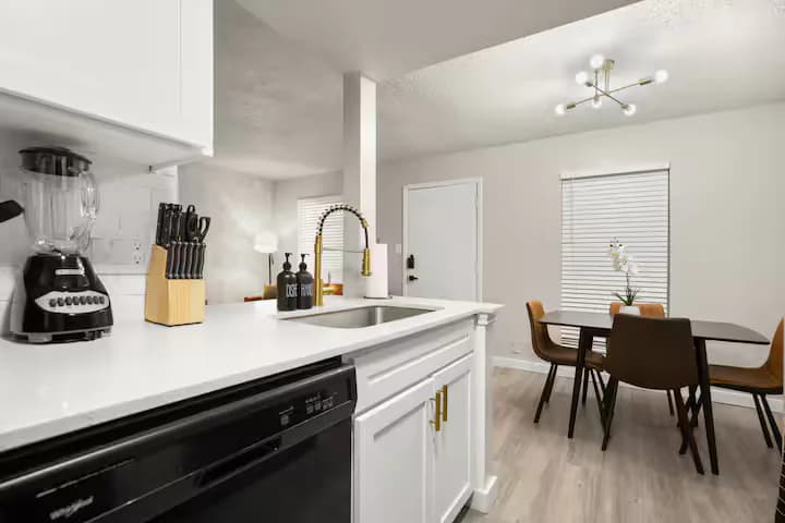 Stylish & Central /Perfect for F1 +Wi-Fi & Parking - Image 14