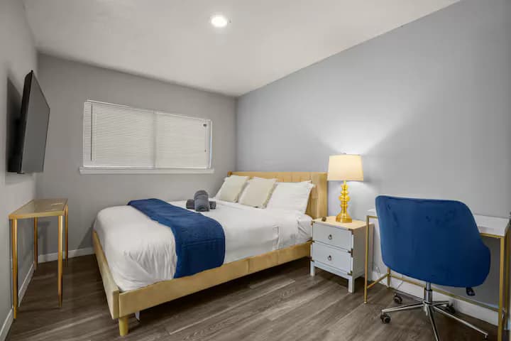 Modern Stay Near Downtown | Free Wi-Fi + Parking - Image 7