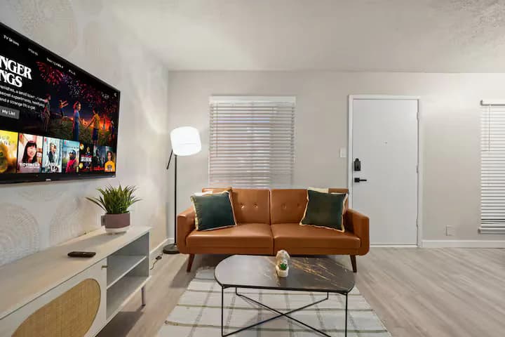 Stylish & Central /Perfect for F1 +Wi-Fi & Parking - Image 4