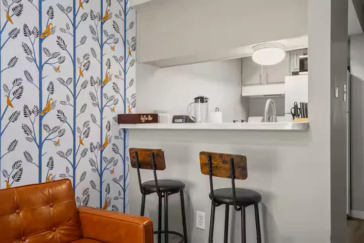 Modern Stay Near Downtown | Free Wi-Fi + Parking - Image 4