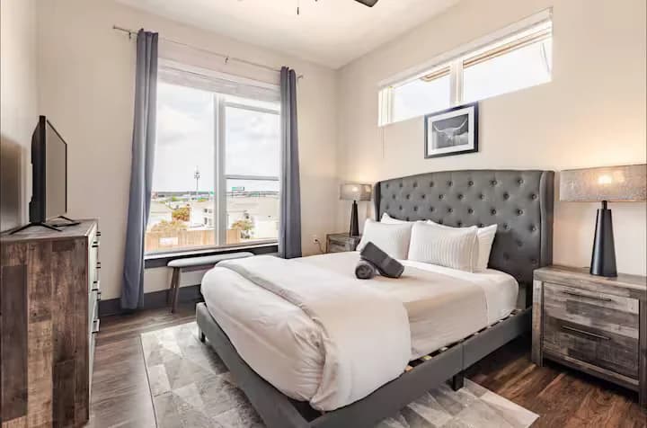 Relaxed 2BR Stay Near Domain & Central Aux - Image 9