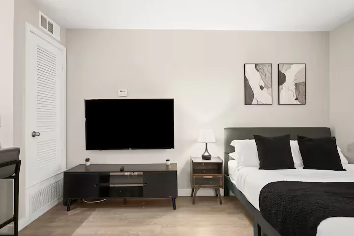 Stylish & Comfy Loft near Q2 Stadium in North AX - Image 6