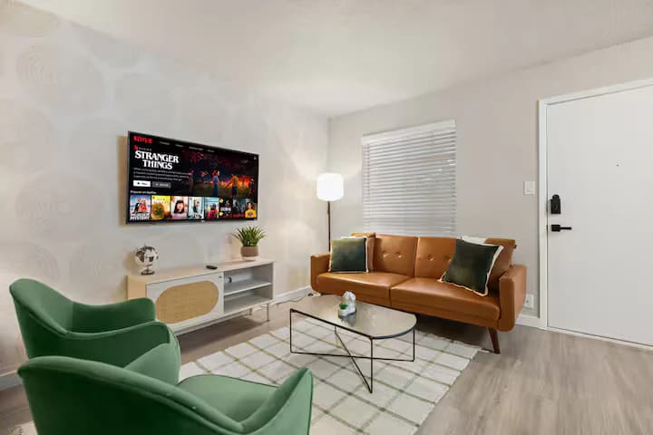 Stylish & Central /Perfect for F1 +Wi-Fi & Parking - Image 5