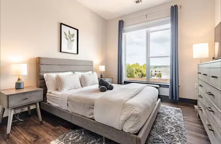 Relaxed 2BR Stay Near Domain & Central Aux - Image 10