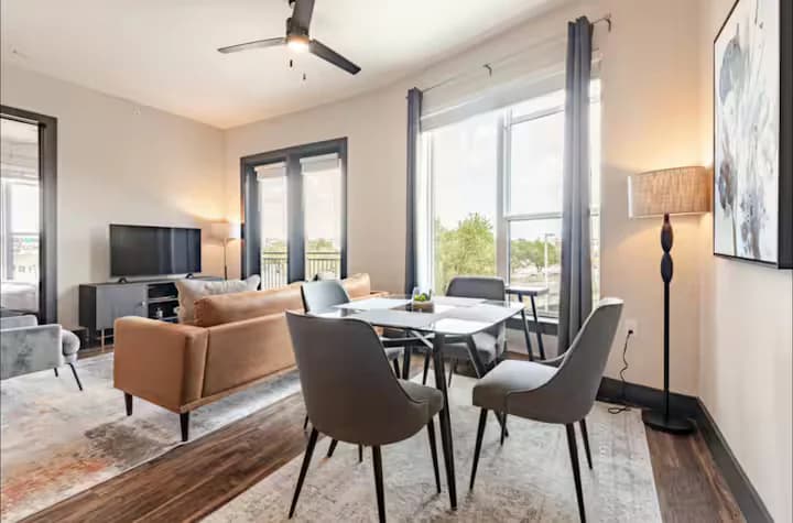 Relaxed 2BR Stay Near Domain & Central Aux - Image 5