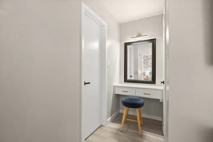 Stylish & Central /Perfect for F1 +Wi-Fi & Parking - Image 11
