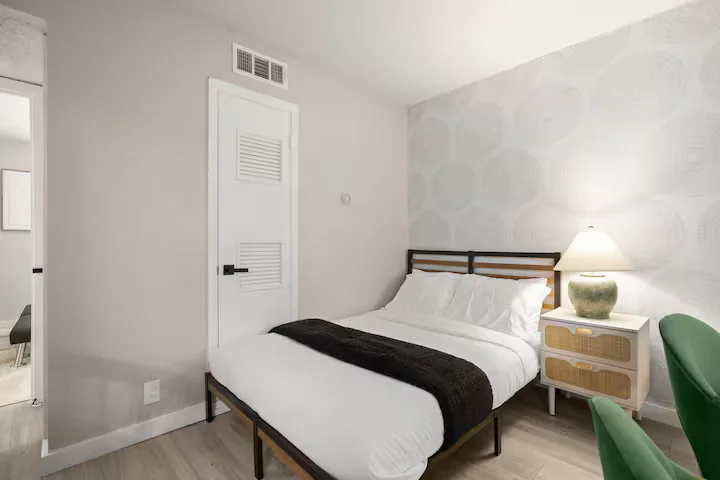 Stylish & Central /Perfect for F1 +Wi-Fi & Parking - Image 6