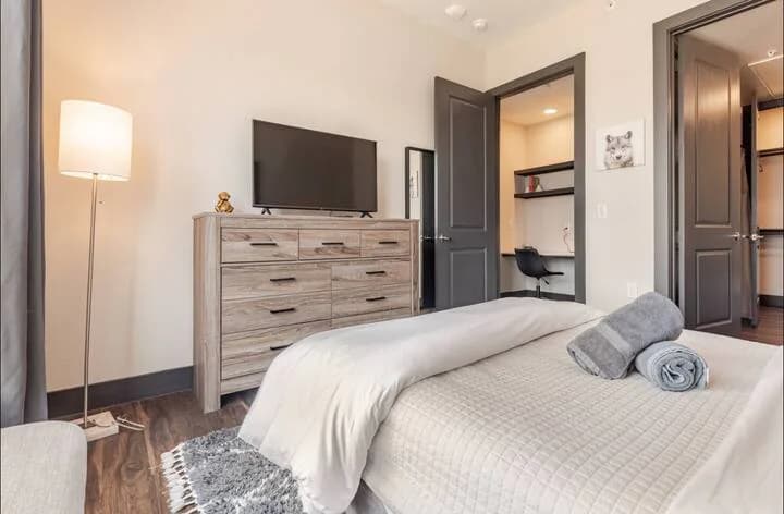 Relaxed 2BR Stay Near Domain & Central Aux - Image 11