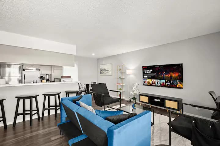 Cozy & Central ~ UT/Moody ~ Pool ~ Parking ~ WiFi - Image 1