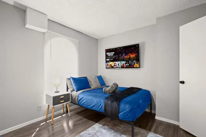 Cozy & Central ~ UT/Moody ~ Pool ~ Parking ~ WiFi - Image 7