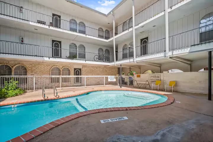 Cozy & Central ~ UT/Moody ~ Pool ~ Parking ~ WiFi - Image 18